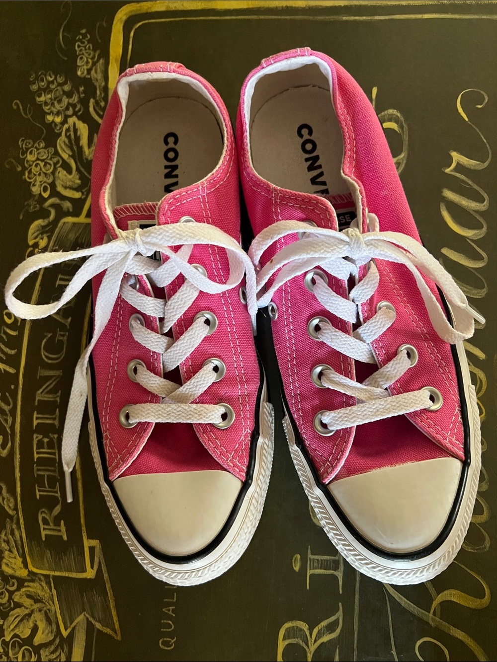 Converse Low Top Sneaker in Pink